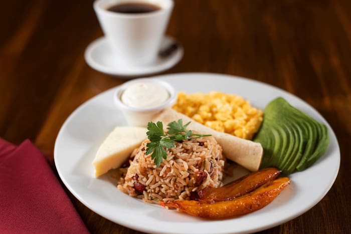 Desayuno típico costarricense servido en el hotel